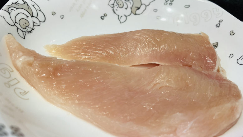 手撕鸡胸肉,切两半;