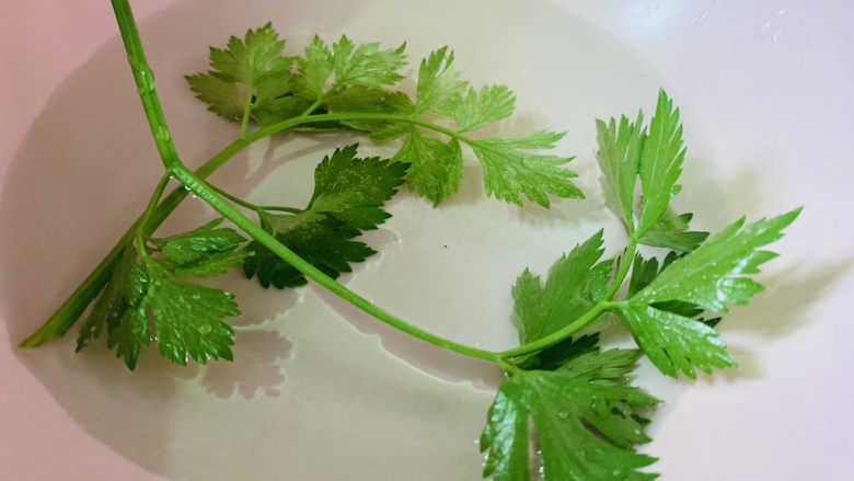 手撕鸡胸肉,洗净,用凉开水再洗下;