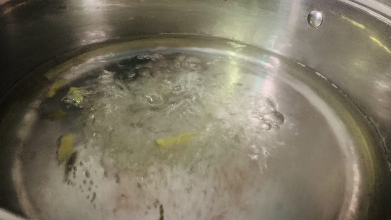 手撕鸡胸肉,大火烧开,盖住锅盖煮沸3分钟,让姜味和酒味融合进水;