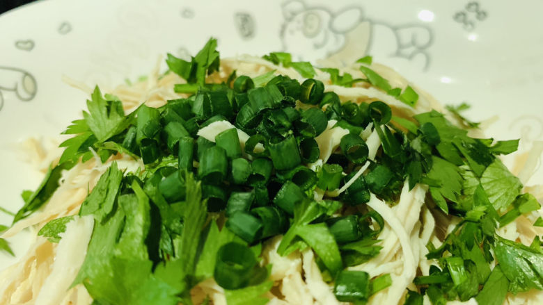 手撕鸡胸肉,加葱粒;