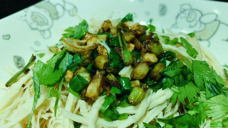 手撕鸡胸肉,趁热马上倒在葱粒上,会有滋滋的香声,这样才更香;