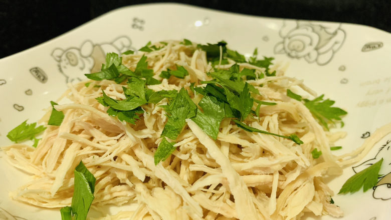 手撕鸡胸肉,加入芹菜碎;