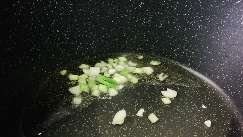 手撕鸡胸肉,加入葱白,烧热,炒香葱白;