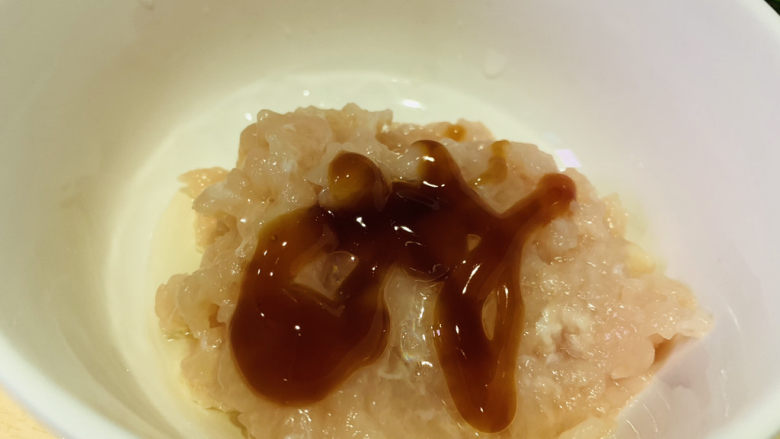 丝瓜酿肉,加食用油,和<a style='color:red;display:inline-block;' href='/shicai/ 721'>蚝油</a>,搅拌均匀,腌制10分钟;