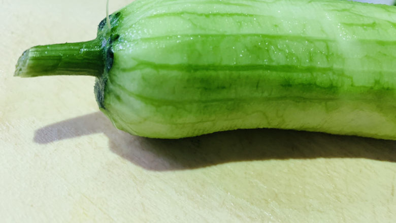 丝瓜酿肉,丝瓜去皮;