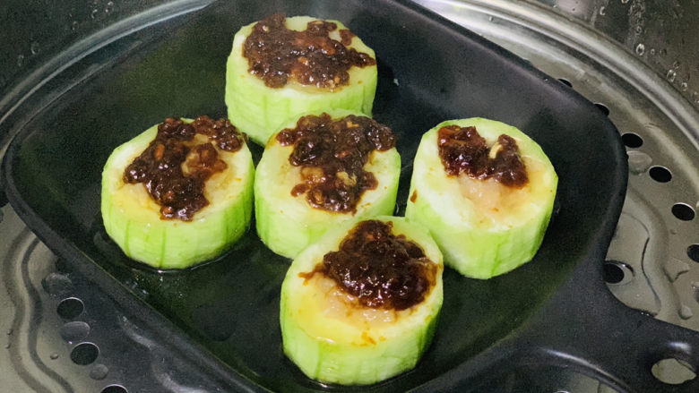 丝瓜酿肉,蒸锅大火煮沸水,把丝瓜酿肉放上蒸;