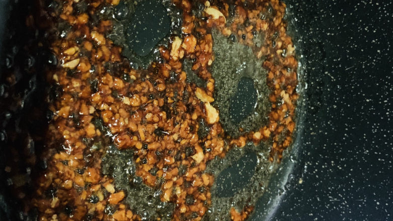 丝瓜酿肉,煮开一会,关火;