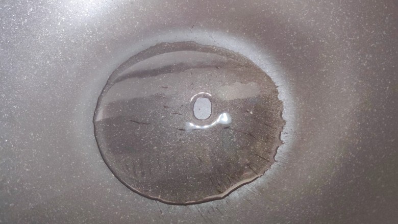丝瓜炒毛豆,起油锅,热锅凉油