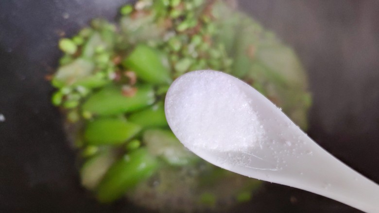 丝瓜炒毛豆,待锅内汤汁差不多收紧,加一小勺细盐