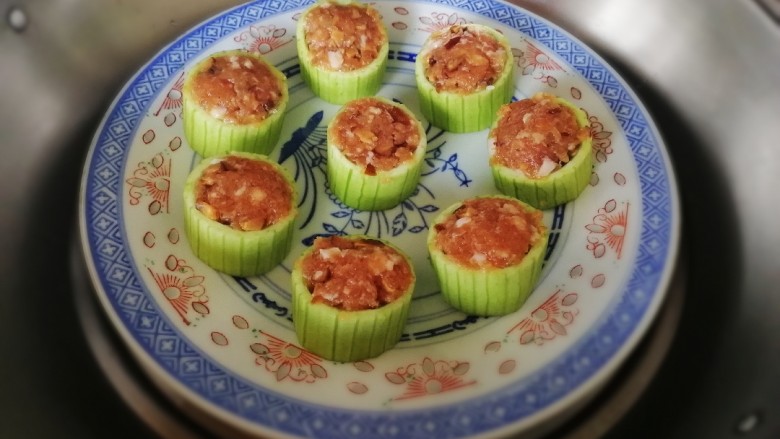 丝瓜酿肉,隔水上锅蒸,水开文火蒸8分钟。
