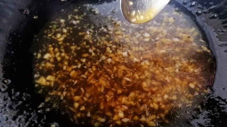 丝瓜酿肉,倒入水淀粉汤汁,小火烧开即可。
