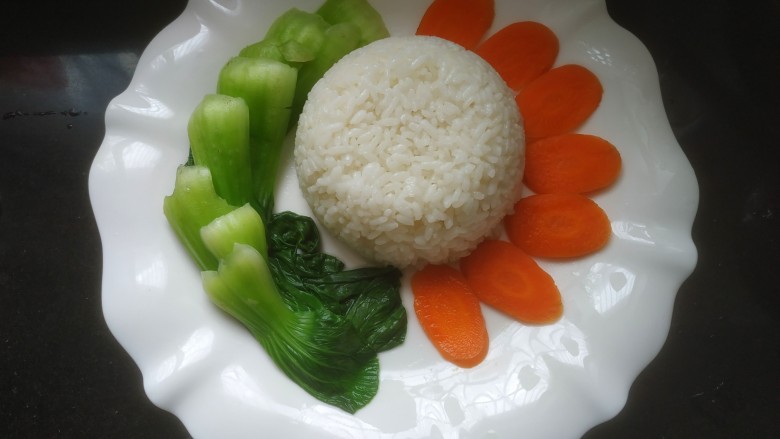 鲍鱼捞饭,<a style='color:red;display:inline-block;' href='/shicai/ 507'>米饭</a>,油菜,胡萝卜摆盘