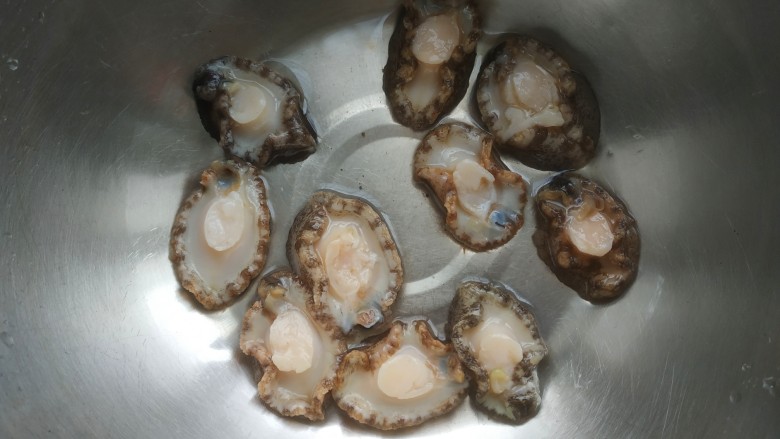 鲍鱼捞饭,去掉后面的内脏,洗干净