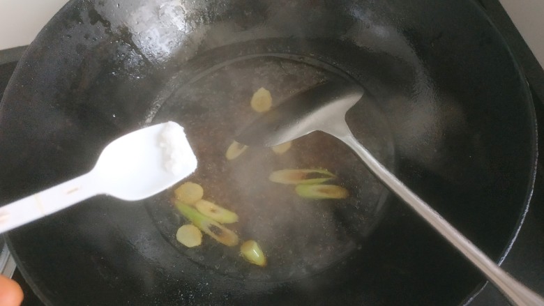 鲍鱼捞饭,少量盐,少量<a style='color:red;display:inline-block;' href='/shicai/ 10588'>糖</a>