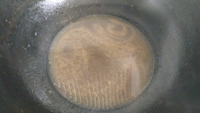鲍鱼捞饭,把锅中的葱姜捞出不要,只剩下汤汁