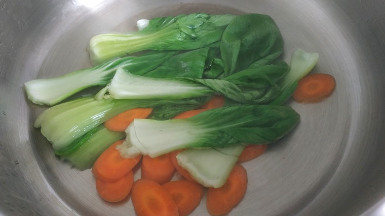 鲍鱼捞饭,把胡萝卜油菜焯水