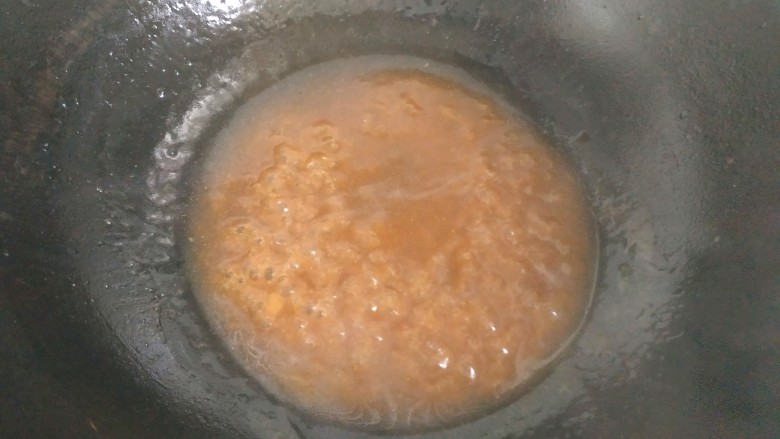 鲍鱼捞饭,倒入淀粉汁,大火烧开,汤汁粘稠关火