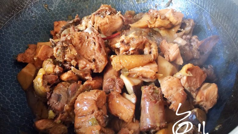 杏鲍菇烧鸡块,鸡块炖熟,收浓汤汁