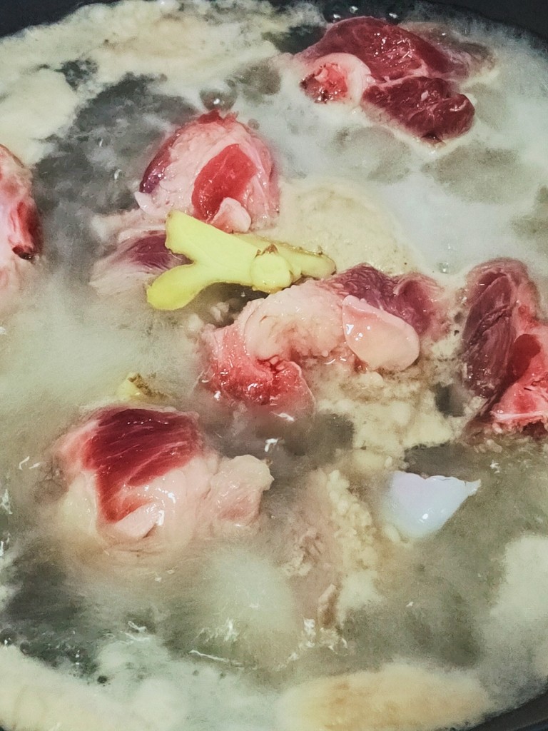 海带筒骨汤,骨头在水中煮约5分钟,中途捞一次浮沫