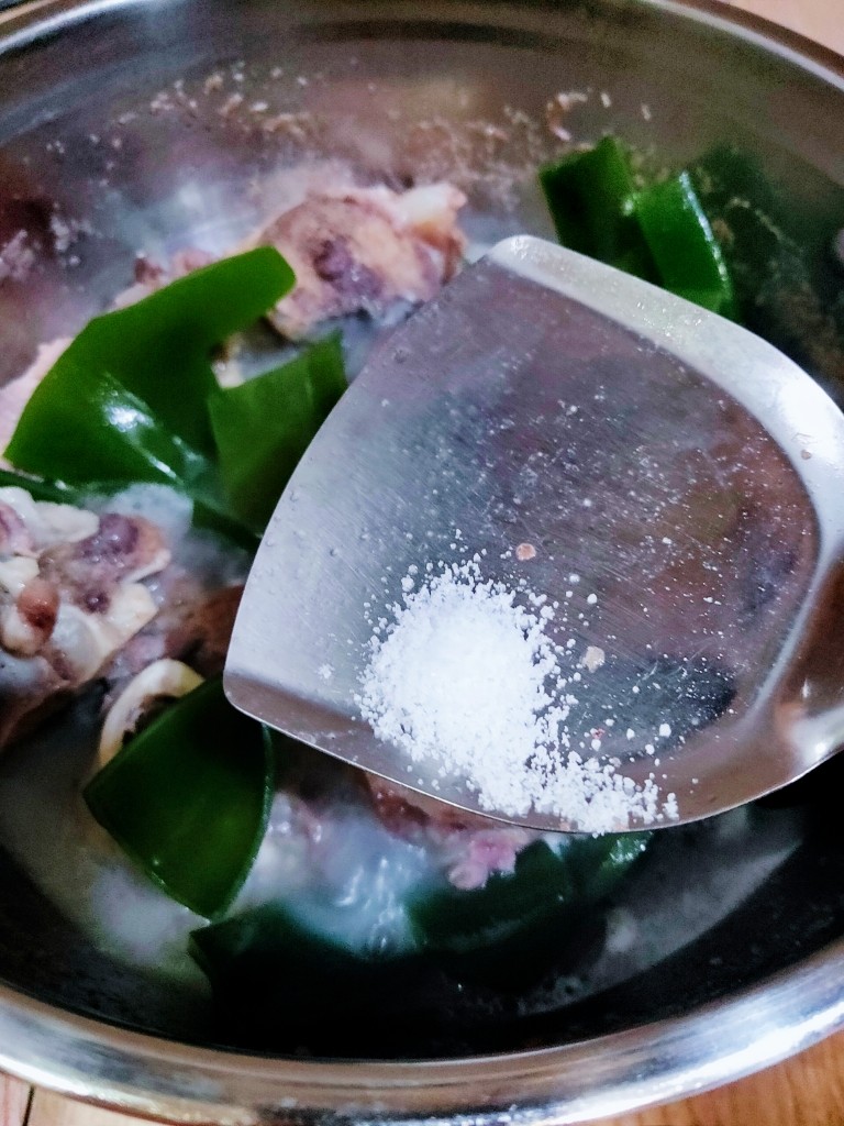 海带筒骨汤,加入食盐,炖15分钟