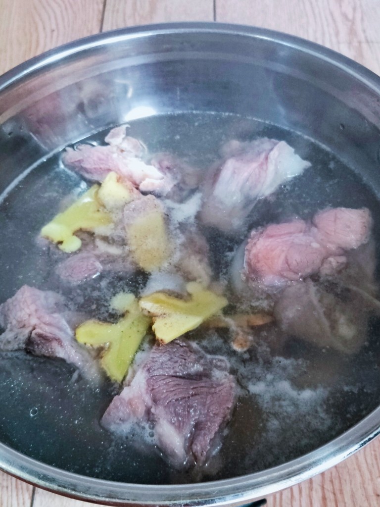 海带筒骨汤,将前面的开水放入锅中准备炖汤,大火烧至水开后放入骨头、姜片、<a style='color:red;display:inline-block;' href='/shicai/ 720'>胡椒粉</a>,炖半小时
