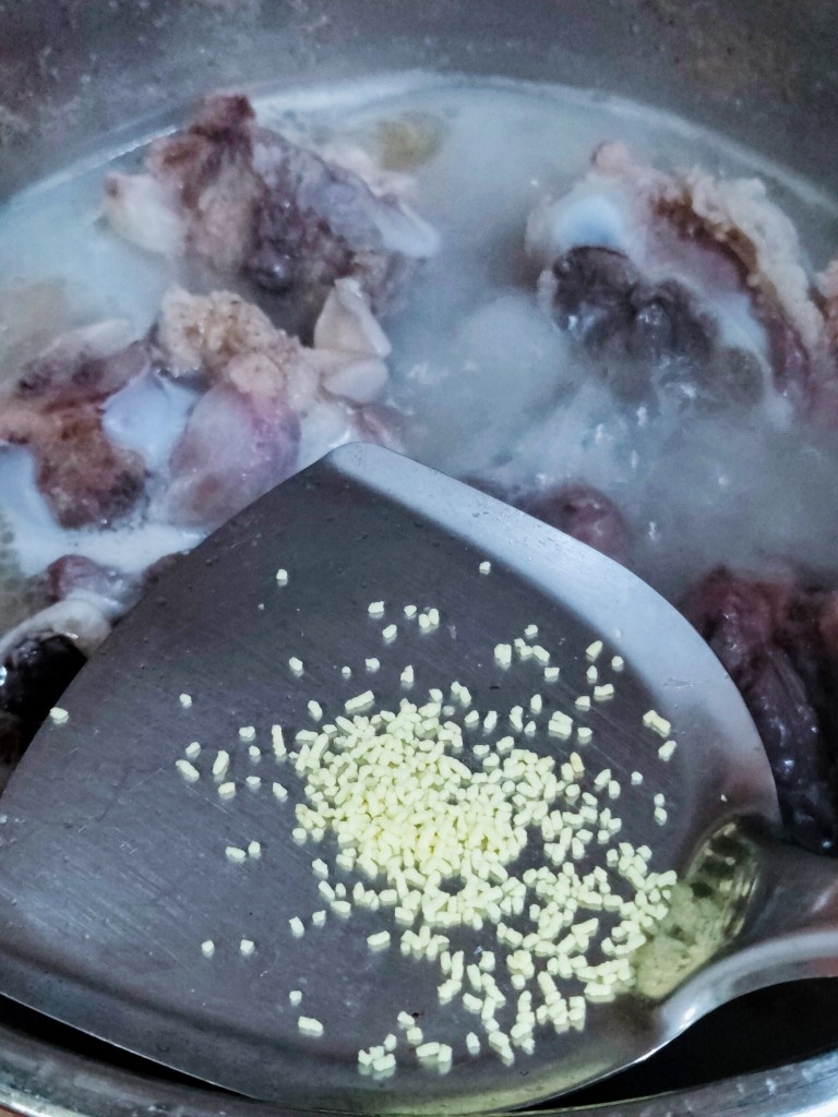 海带筒骨汤,转小火,加入<a style='color:red;display:inline-block;' href='/shicai/ 756'>鸡精</a>,翻翻骨头汤,炖20分钟。小心烫噢