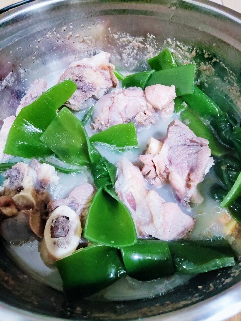 海带筒骨汤,加入海带,开大火