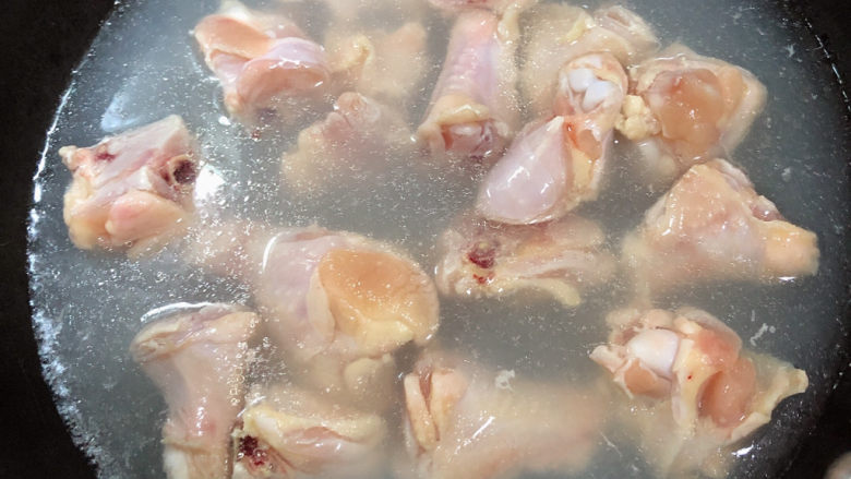 杏鲍菇烧鸡块,锅中烧开水,放入鸡翅根焯鸡肉,祛除血水。