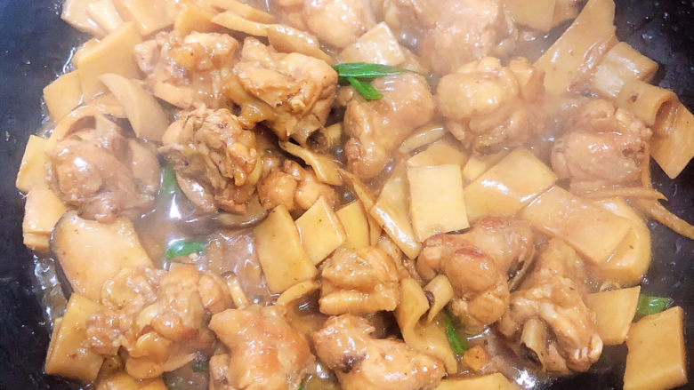 杏鲍菇烧鸡块,关火,美味佳肴可以出锅了。