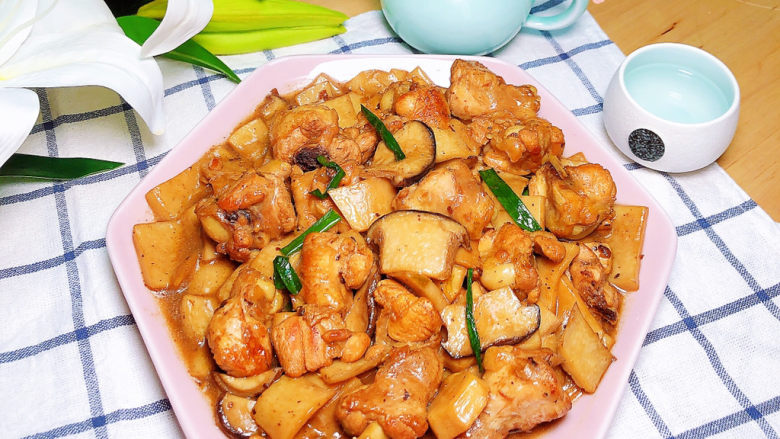 杏鲍菇烧鸡块,色香味俱全的杏鲍菇烧<a style='color:red;display:inline-block;' href='/shicai/ 104'>鸡块</a>就上桌了!