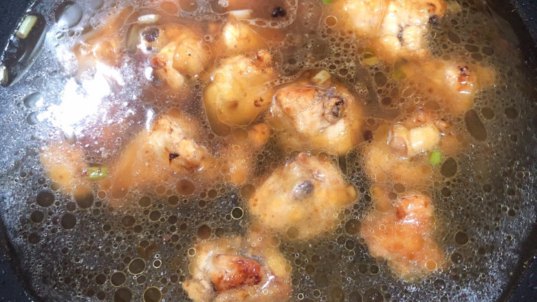 杏鲍菇烧鸡块,加入500ml水,烧开锅,盖盖儿慢炖10分钟。