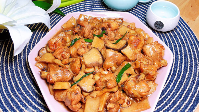 杏鲍菇烧鸡块,配上一碗米饭,开动起来吧!