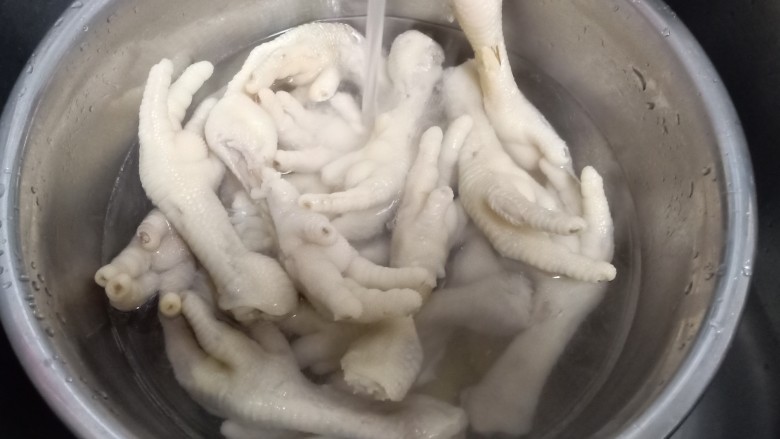 百香果柠檬鸡爪,鸡爪开锅以后煮13分钟。捞出用凉水不停的冲,有冰水也可以泡一会儿。