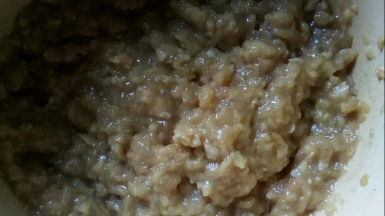 麦香馄饨,加入切碎的苹果,拌匀。