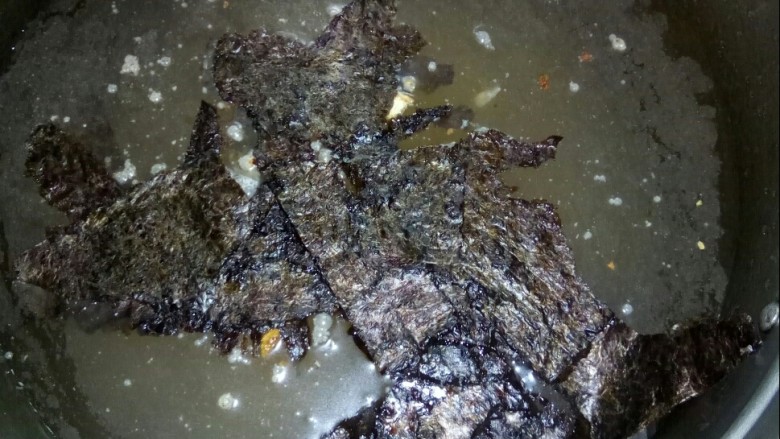 麦香馄饨,锅中加水,放紫菜和料包熬汤。
