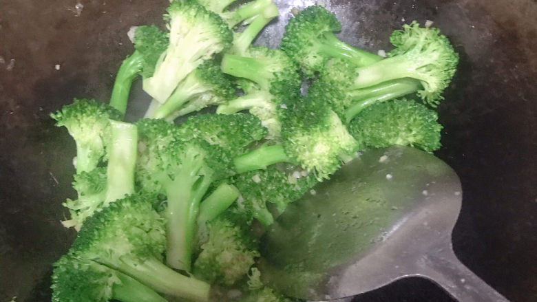 西兰花炒牛肉,热锅热油爆香姜蒜后,放入西兰花