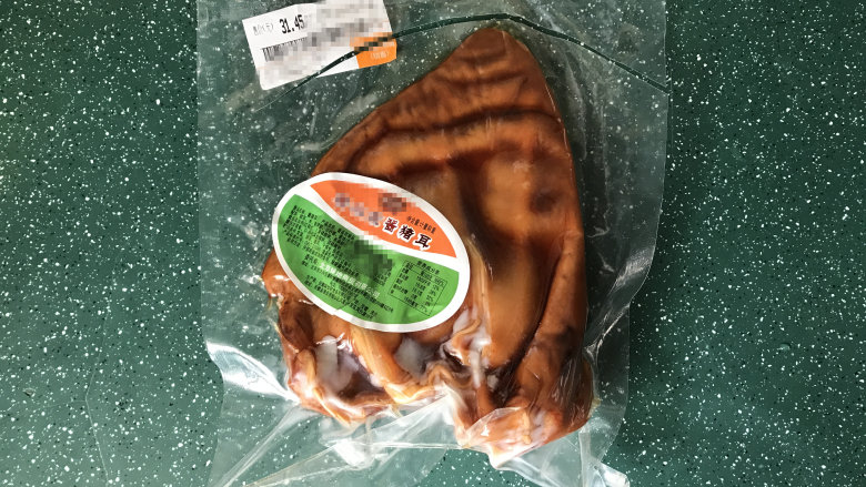 爆炒猪耳朵,买的真空包装酱猪耳,打开直接可以吃的这种,比较省事快捷,不过重新加工爆炒下更好吃
