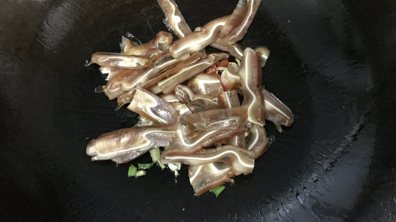 爆炒猪耳朵,煸炒出香味后,放入切好的猪耳朵