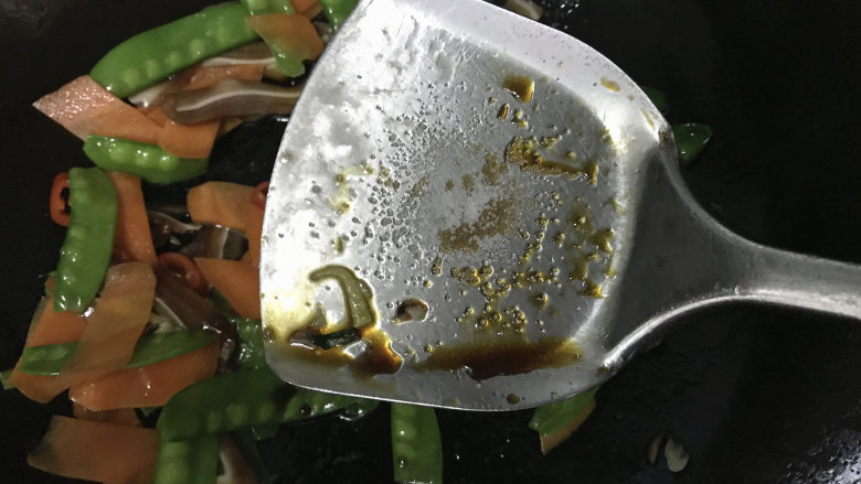 爆炒猪耳朵,若觉得咸味不够,也可以补充少许的食盐增加味道