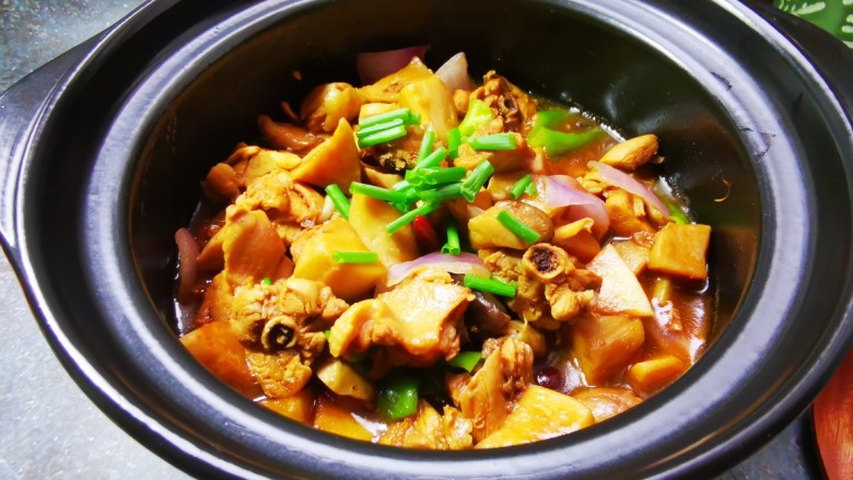 杏鲍菇烧鸡块,关火,撒入葱末,即可端上餐桌,享受美食。