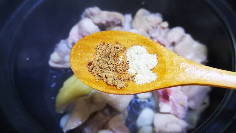 杏鲍菇烧鸡块,加适量五香粉,胡椒粉