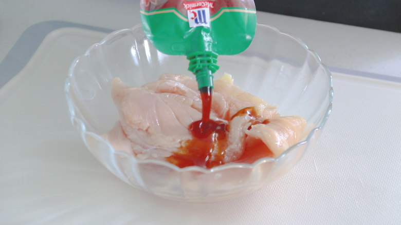 照烧鸡胸肉,放入碗中,加入<a style='color:red;display:inline-block;' href='/shicai/ 10326'>照烧酱</a>腌制一会儿