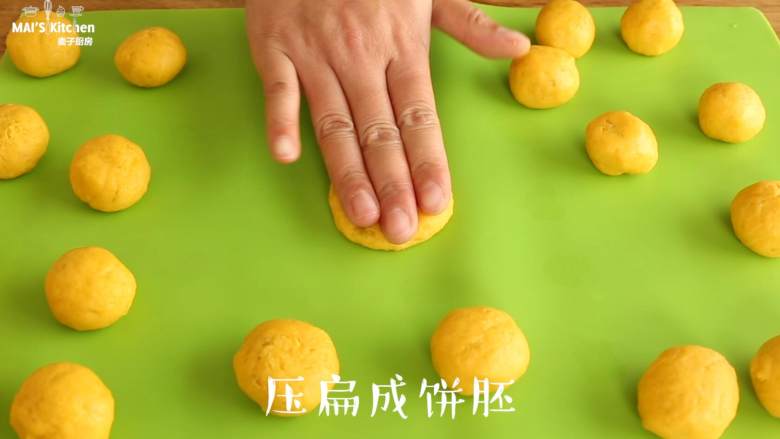健康南瓜小饼,金黄清甜~,将面团分成15g每个的小圆球,压扁成饼胚