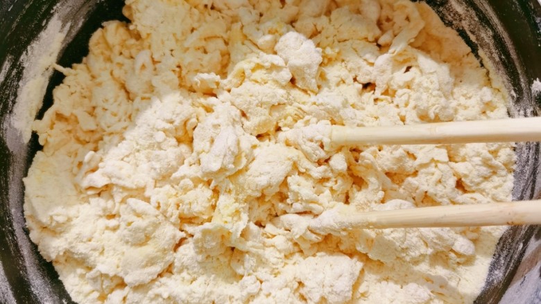 白菜猪肉馅饼,酵母水倒入面粉里,用筷子搅拌均匀