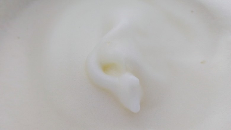 舒芙蕾松饼(平底锅版),打发至蛋白细腻,加第二次糖。
