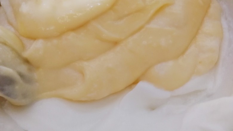 舒芙蕾松饼(平底锅版),把拌匀的蛋奶糊倒回剩下的蛋白里。