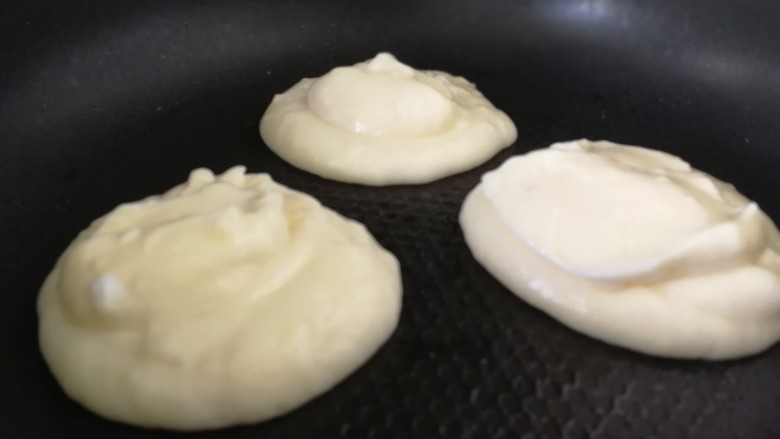 舒芙蕾松饼(平底锅版),用饭勺盛满倒入锅内。