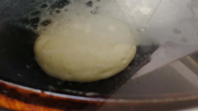 舒芙蕾松饼(平底锅版),盖上锅盖,小火,煎2分钟。
