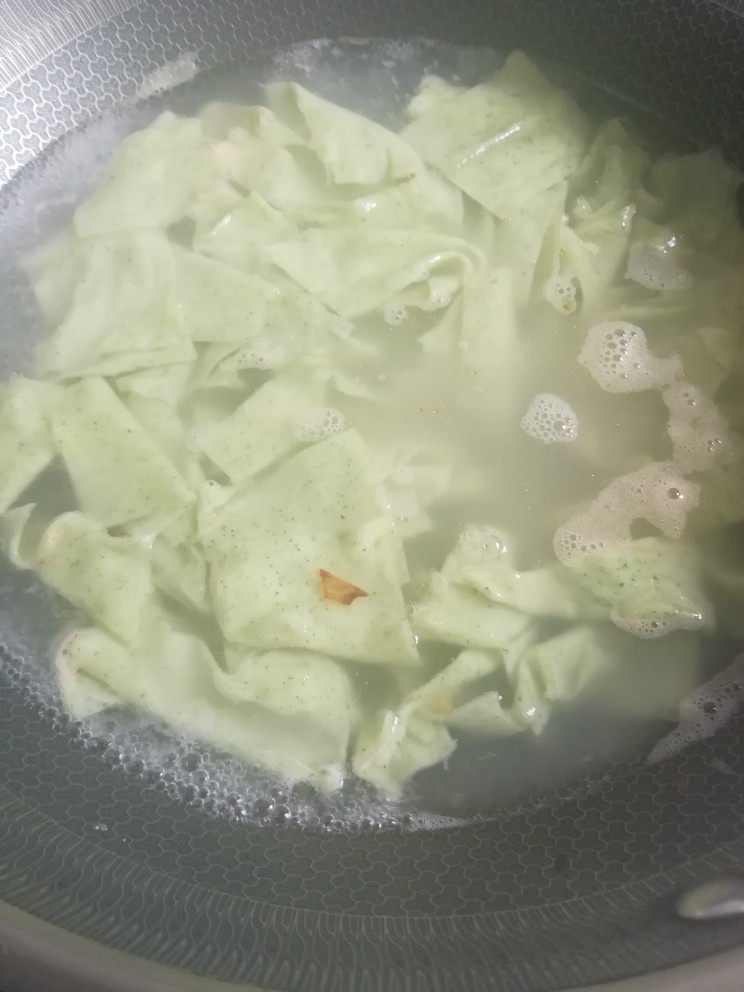 手擀菠菜面片,切好下锅煮熟