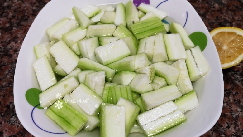 丝瓜炒毛豆,为避免丝瓜变色,可以在装满水的碗中挤入几滴柠檬汁,再将丝瓜放进去泡一会儿。